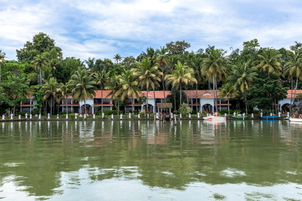 Club Mahindra Ashtamudi Hotell Nīndakara Exteriör bild