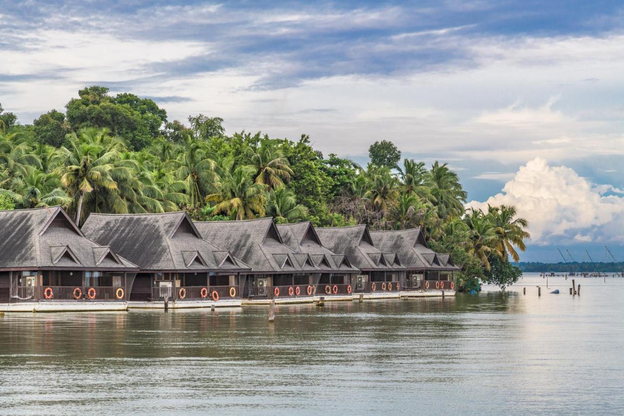 Club Mahindra Ashtamudi Hotell Nīndakara Exteriör bild