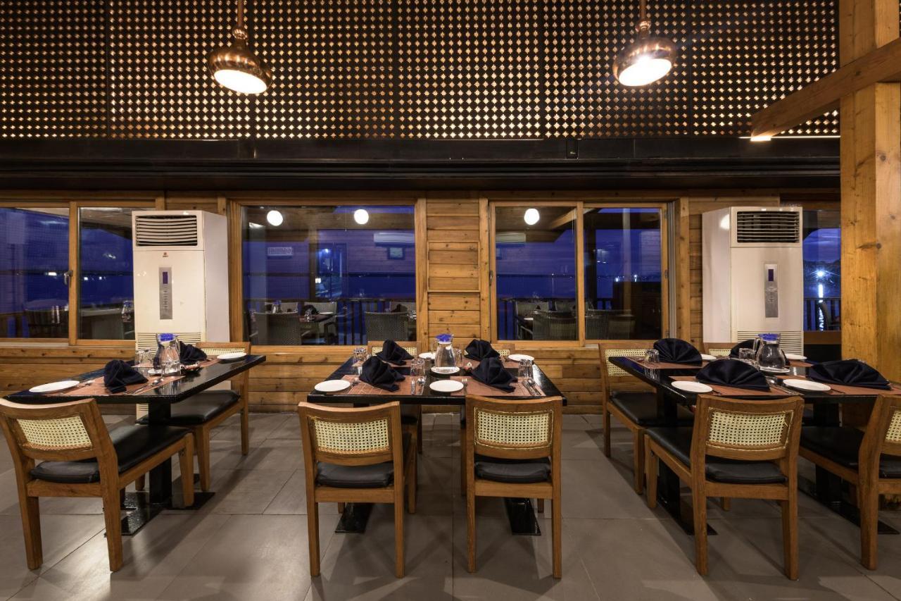 Club Mahindra Ashtamudi Hotell Nīndakara Exteriör bild