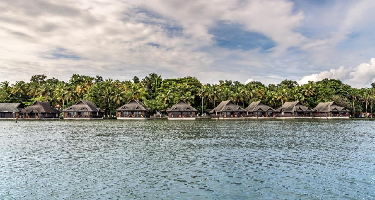 Club Mahindra Ashtamudi Hotell Nīndakara Exteriör bild