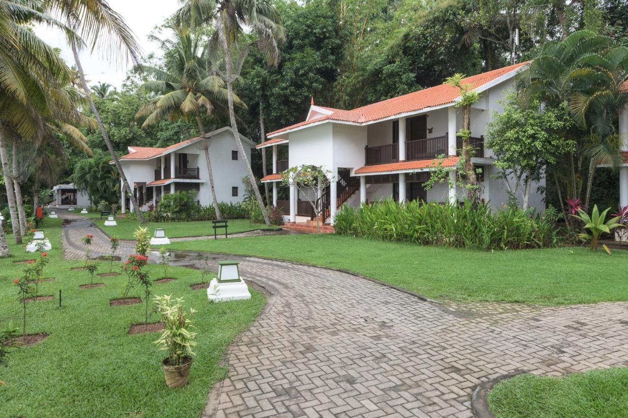Club Mahindra Ashtamudi Hotell Nīndakara Exteriör bild