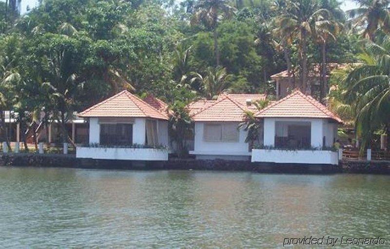 Club Mahindra Ashtamudi Hotell Nīndakara Exteriör bild