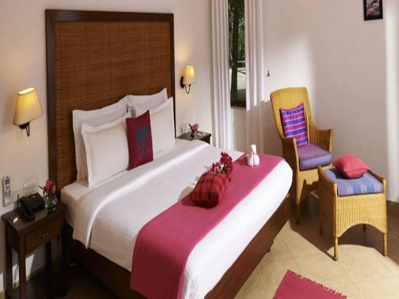 Club Mahindra Ashtamudi Hotell Nīndakara Exteriör bild