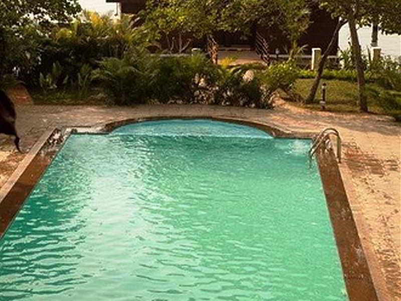 Club Mahindra Ashtamudi Hotell Nīndakara Exteriör bild