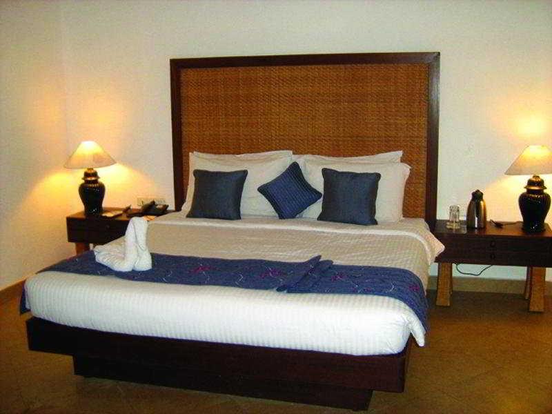 Club Mahindra Ashtamudi Hotell Nīndakara Exteriör bild