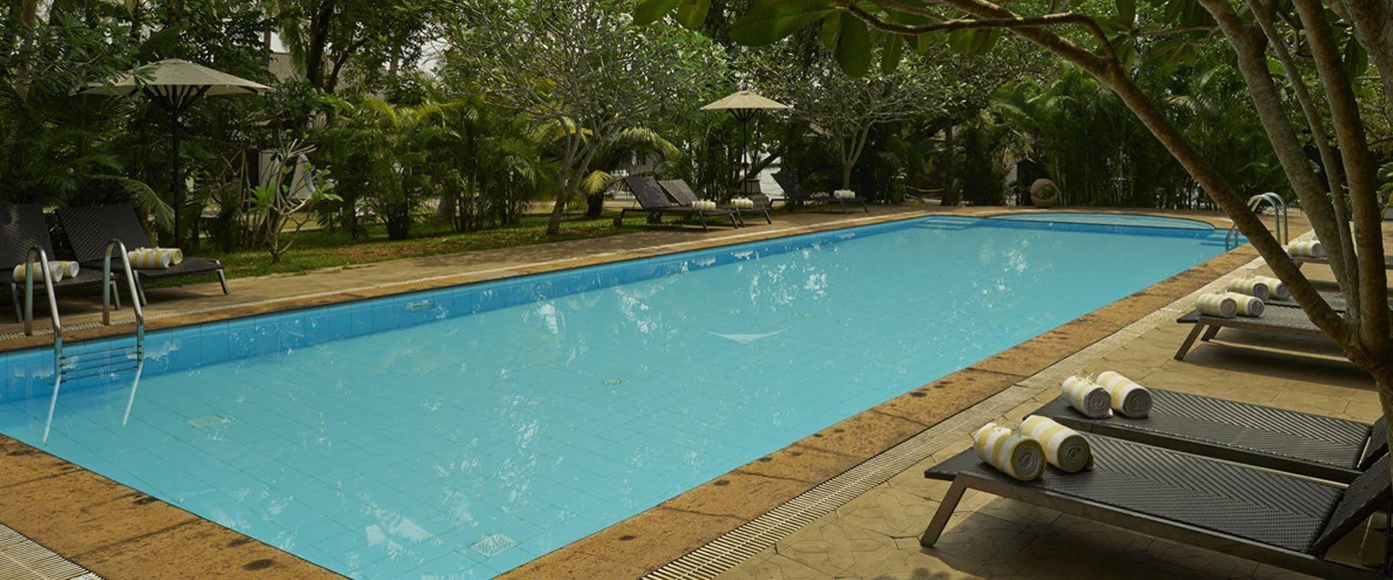 Club Mahindra Ashtamudi Hotell Nīndakara Exteriör bild