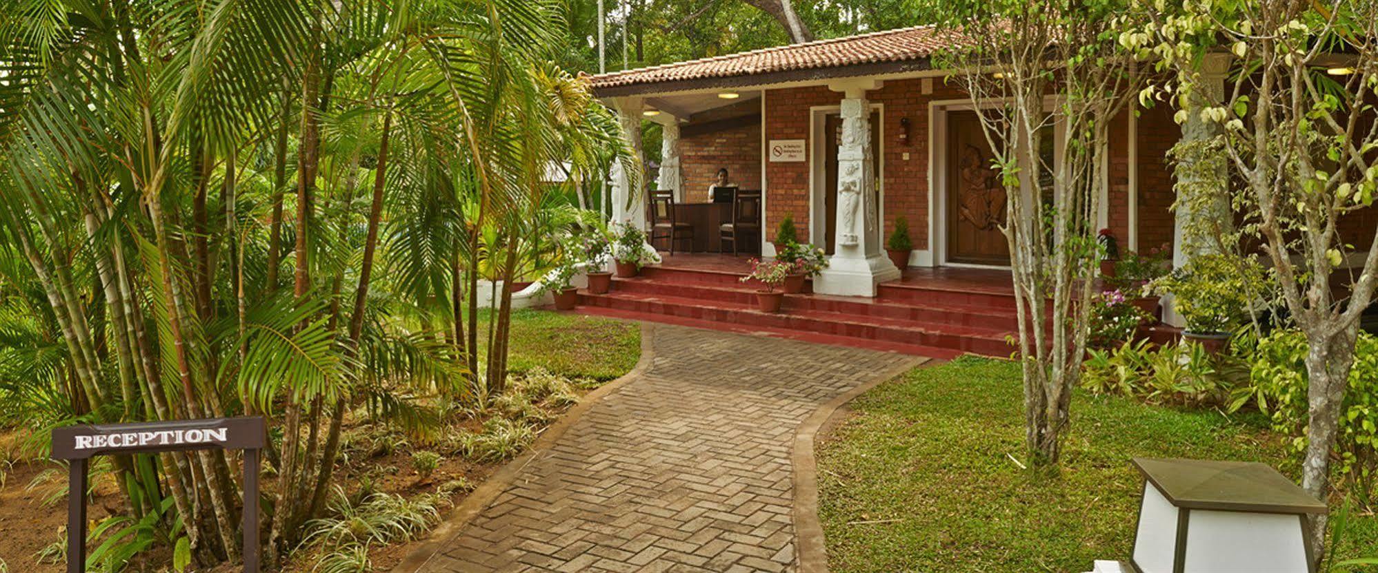 Club Mahindra Ashtamudi Hotell Nīndakara Exteriör bild