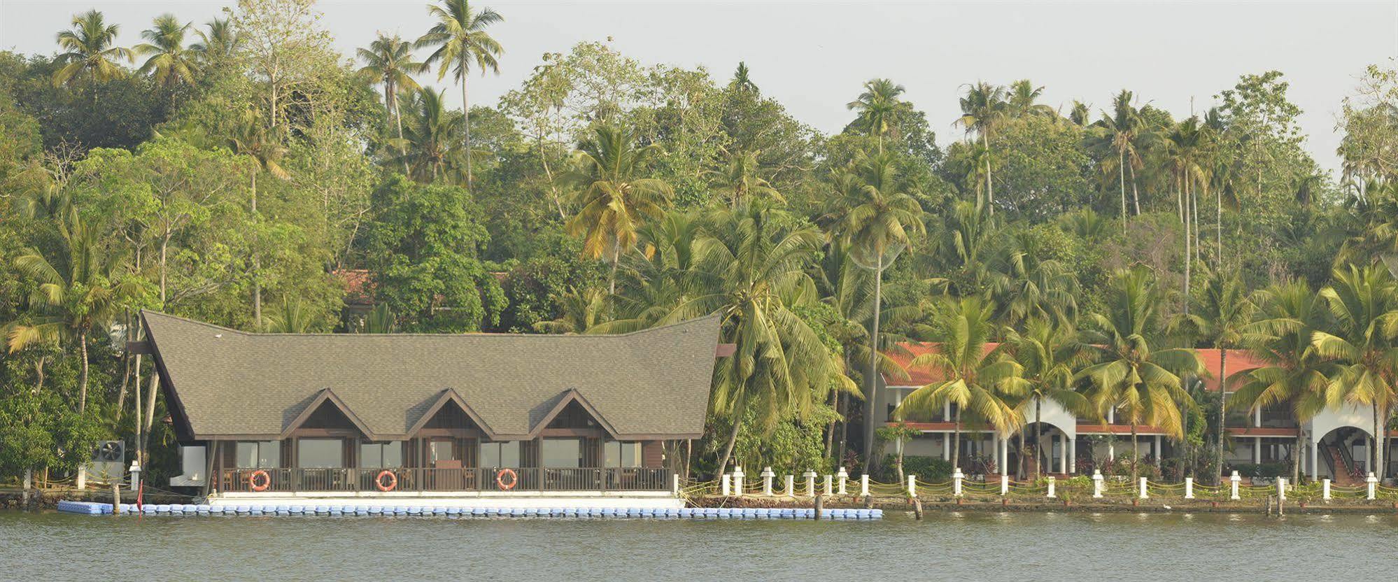 Club Mahindra Ashtamudi Hotell Nīndakara Exteriör bild
