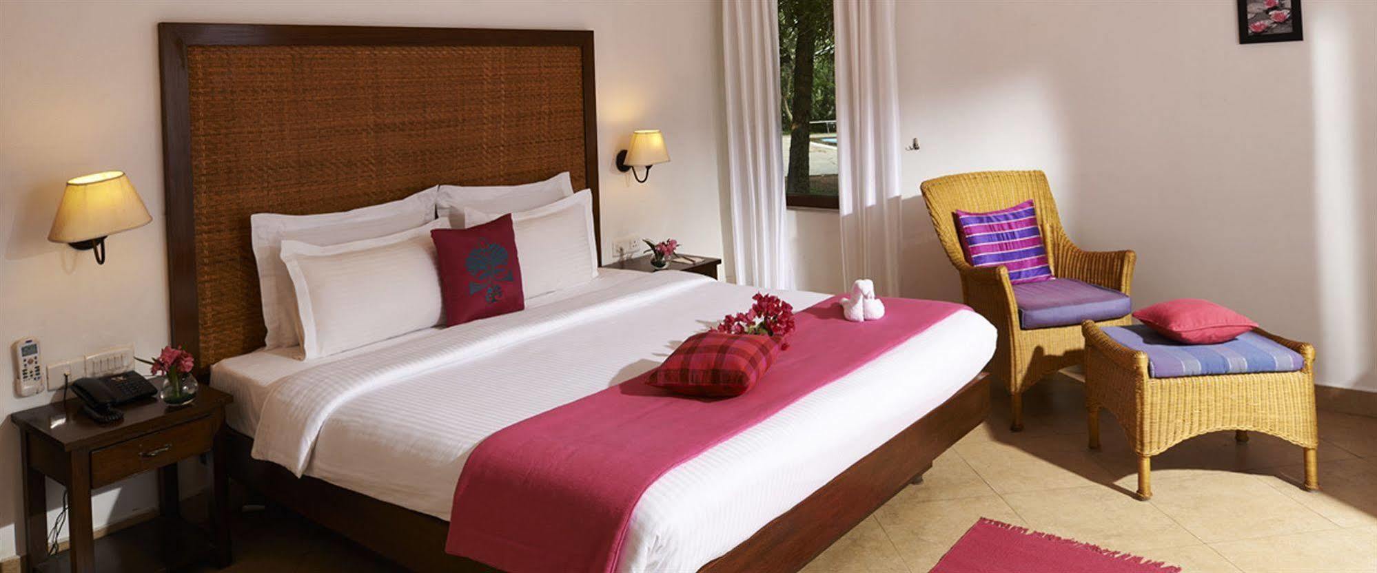 Club Mahindra Ashtamudi Hotell Nīndakara Exteriör bild