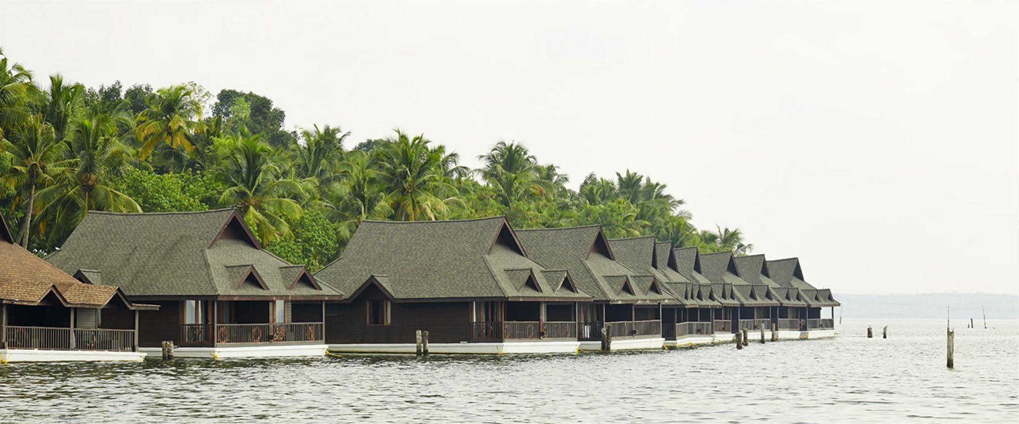 Club Mahindra Ashtamudi Hotell Nīndakara Exteriör bild