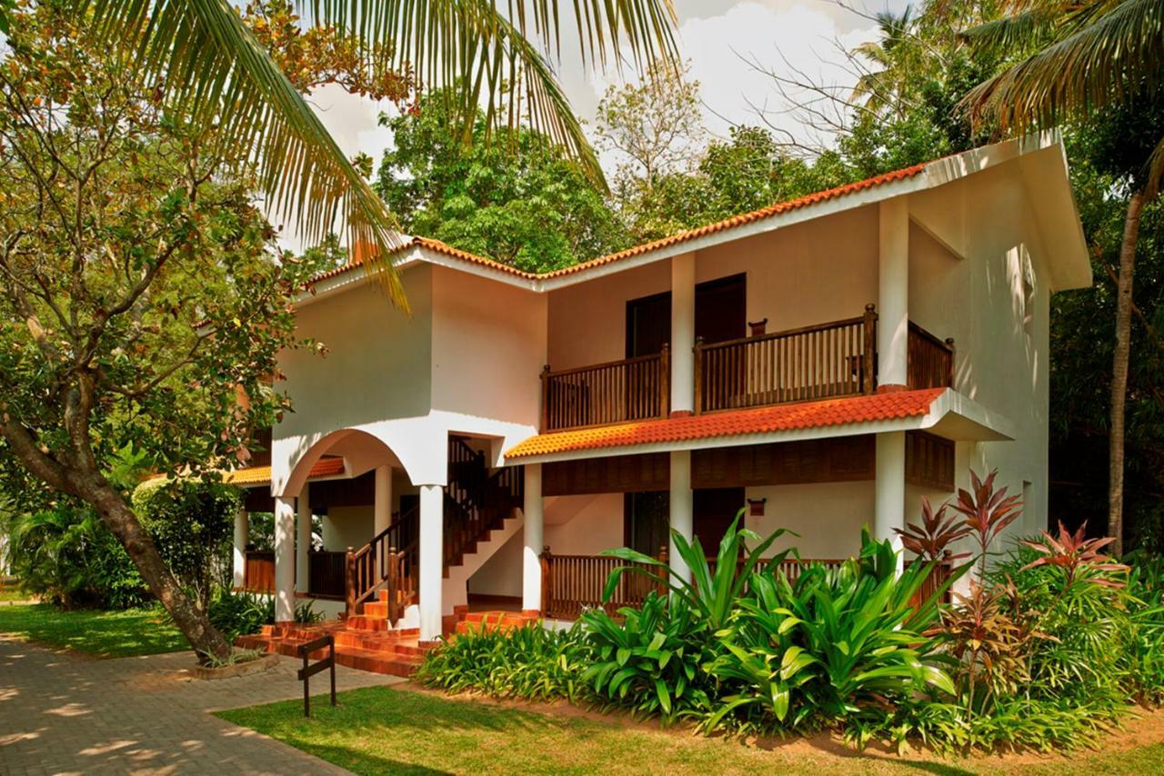 Club Mahindra Ashtamudi Hotell Nīndakara Exteriör bild