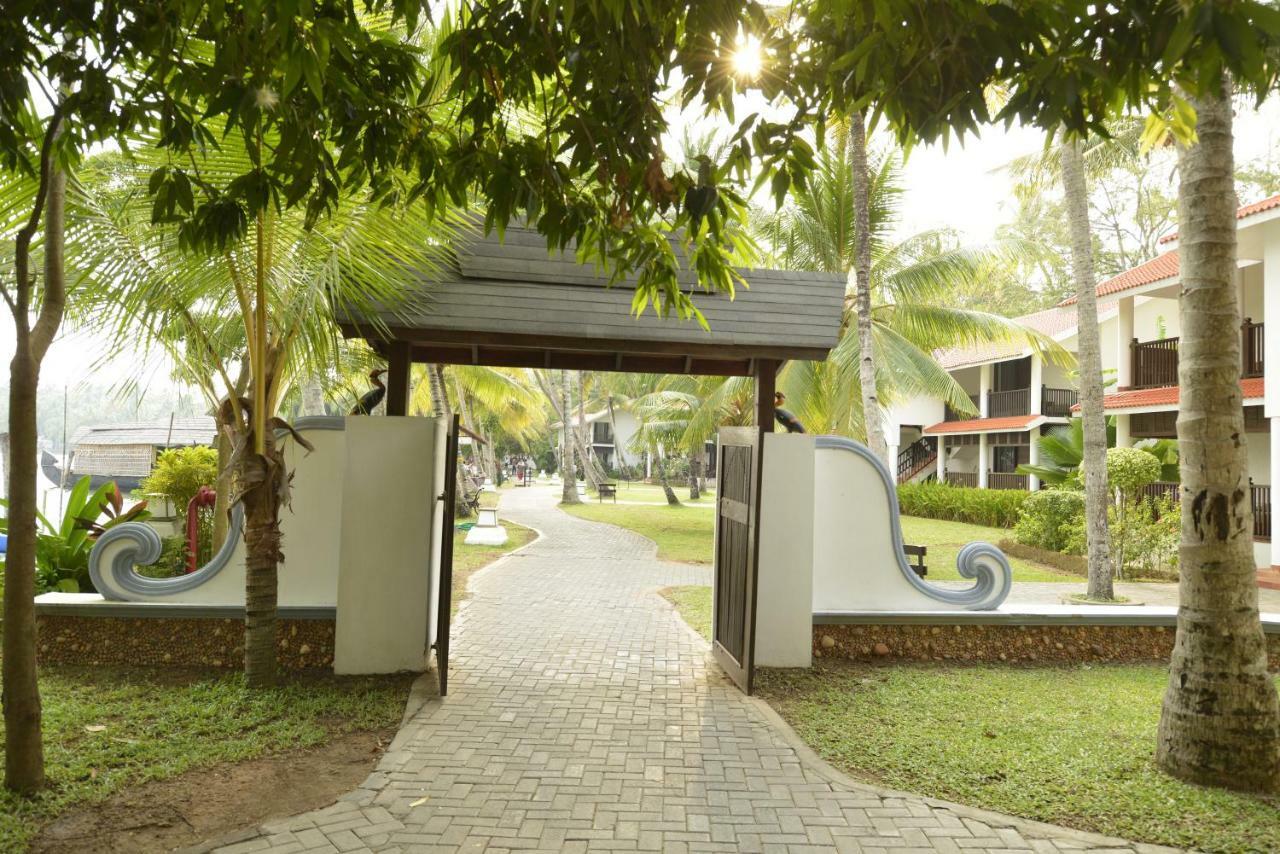 Club Mahindra Ashtamudi Hotell Nīndakara Exteriör bild